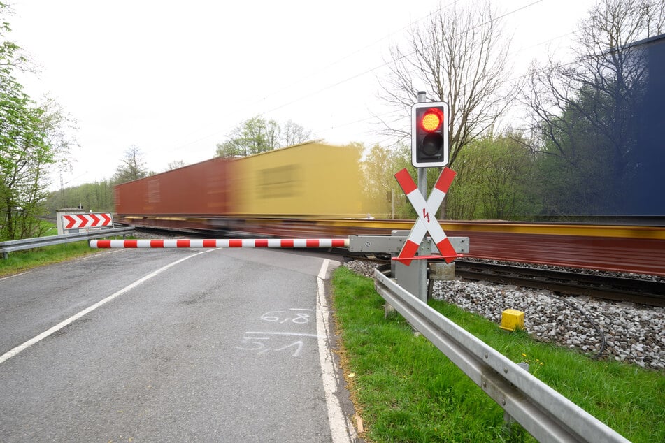 Er passierte die Schienen trotz gesenkter Schranken: Pedelec-Fahrer von Zug erfasst