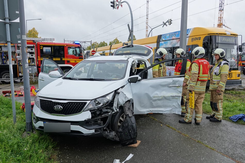 Weil sich die Tür des Autos zunächst nicht öffnen ließ, war die Fahrerin in ihrem Fahrzeug "gefangen". Feuerwehrleute eilten zu Hilfe.