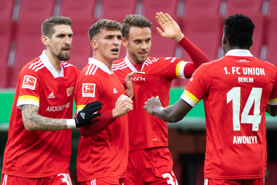 Unions Marcus Ingvartsen (2. v. r.) jubelt mit Robert Andrich (l.), Grischa Prömel und Taiwo Awoniyi (r.) über seinen Treffer zum 1:1 beim FC Augsburg.