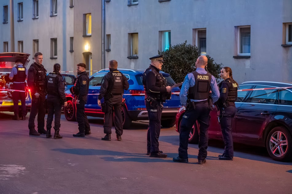 Zahlreiche Einsatzkräfte waren vor Ort im Einsatz.