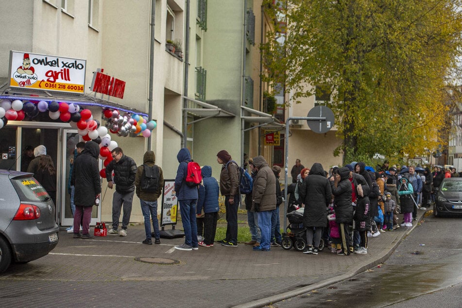 Vor einem neu eröffneten Dönerladen in Erfurt war am Samstag eine lange Schlange zu sehen. Hunderte wollten einen Döner für einen Cent.