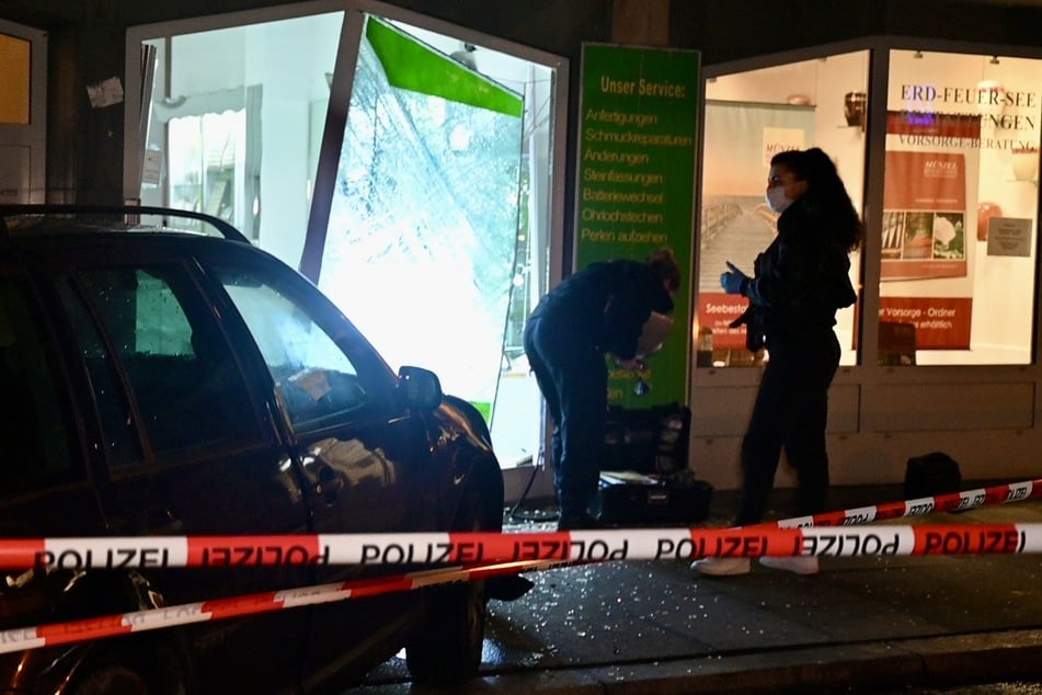 Am Dienstagmorgen ist ein Auto in das Schaufenster eines Hamburger Juweliers gefahren.