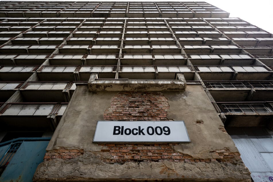 Ein verlassener Wohnblock steht im Zentrum des Plattenbaugebiets Halle-Neustadt. Der Grundstein für die einst eigenständige Stadt wurde 1964 gelegt. 1990 wurde das Wohngebiet wieder nach Halle eingemeindet.