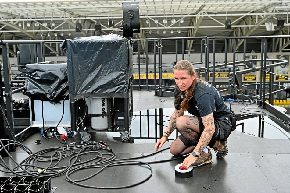 Susan (41) kümmert sich unter anderem um die Pyrotechnik auf dem sogenannten "Penthouse".