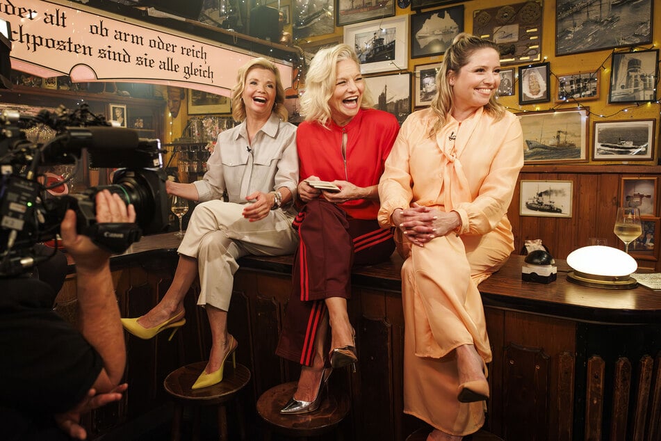 Am Donnerstag sind die Schauspielerinnen Annette Frier (52, l.) und Caroline Frier (43, r.) bei "Inas Nacht" zu Gast.