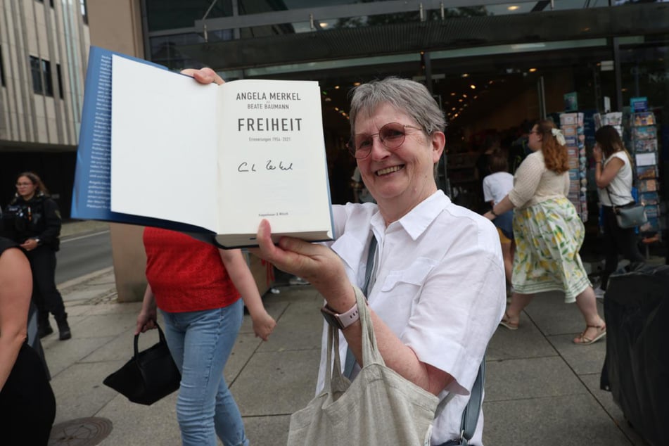 Petra (66) erreichte ihr Ziel: ein Autogramm in ihrem Merkel-Buch.