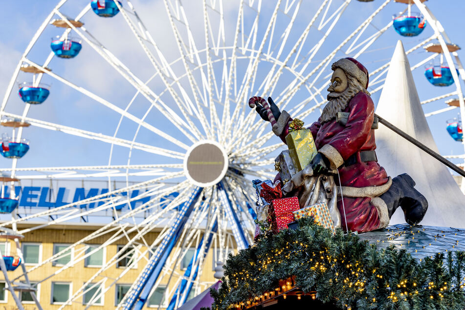 Zur Eröffnung des Duisburger Weihnachtsmarktes am Donnerstag (10. November) gab es strahlend blauen Himmel und Sonnenschein.