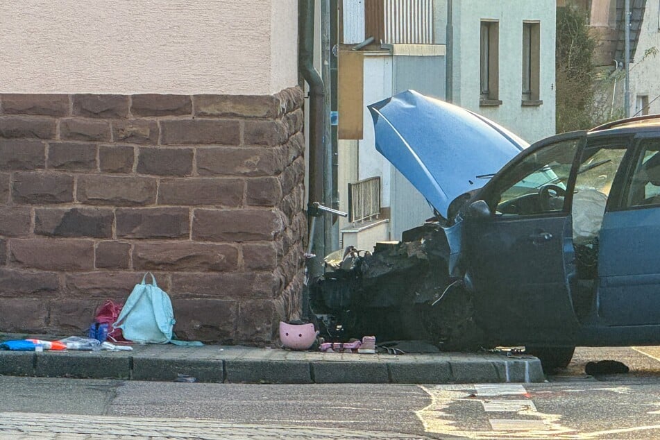 Das Auto erfasste die Kinder und krachte gegen eine Hauswand.