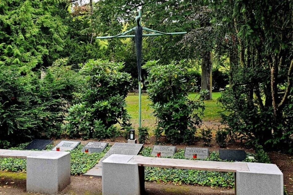 Dieses Metallkreuz auf dem Südfriedhof des renommierten Künstlers Friedrich Press (1904–1990) wurde Anfang Oktober abgesägt und gestohlen. "Das Kreuz war nicht nur Teil eines Grabmals, sondern Ausdruck gelebter Erinnerungskultur und Glaubenszeugnis zugleich", sagte Michael Baudisch, Pressesprecher des Bistums Dresden-Meißen. (Archivfoto)