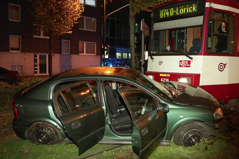 Schwerer Unfall in Düsseldorf: Auto biegt bei Rot in Kreuzung ein, Straßenbahn kracht rein