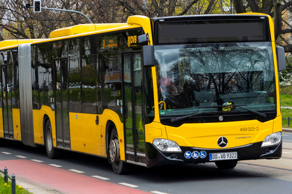 In Dresden-Blasewitz fuhr ein Auto ins Heck eines DVB-Linienbusses. Danach flüchtete der Fahrer. (Symbolfoto)