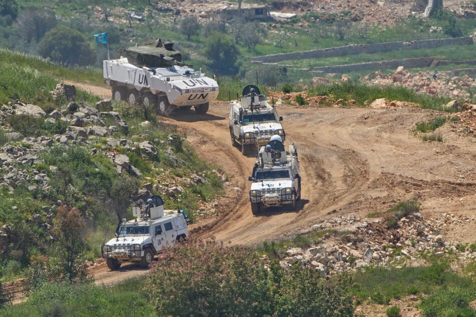 Fahrzeuge der UN operieren im Südlibanon, vom Norden Israels aus gesehen.