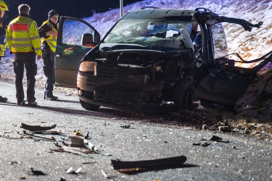 VW-Caddy kracht mit Lkw auf spiegelglatter Straße zusammen