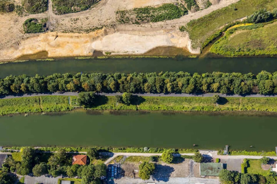 In Lünen (Kreis Unna) wollte ein 20-Jähriger am Mittwoch den Datteln-Hamm-Kanal mit Freunden schwimmend überqueren und verschwand plötzlich.