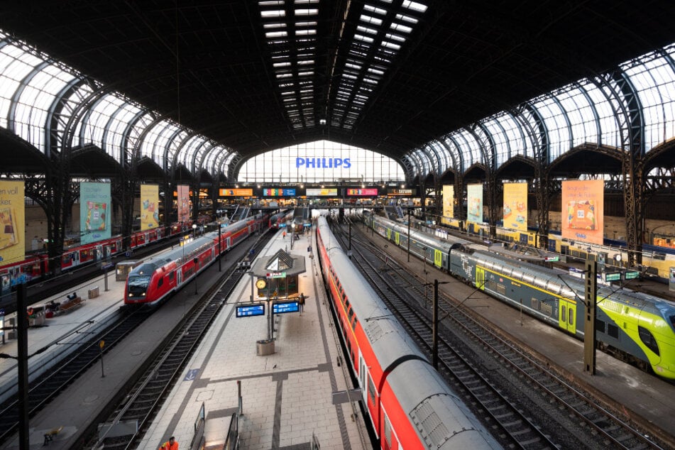 Kaum Reisende sind auf den Bahnsteigen im Hamburger Hauptbahnhof unterwegs.