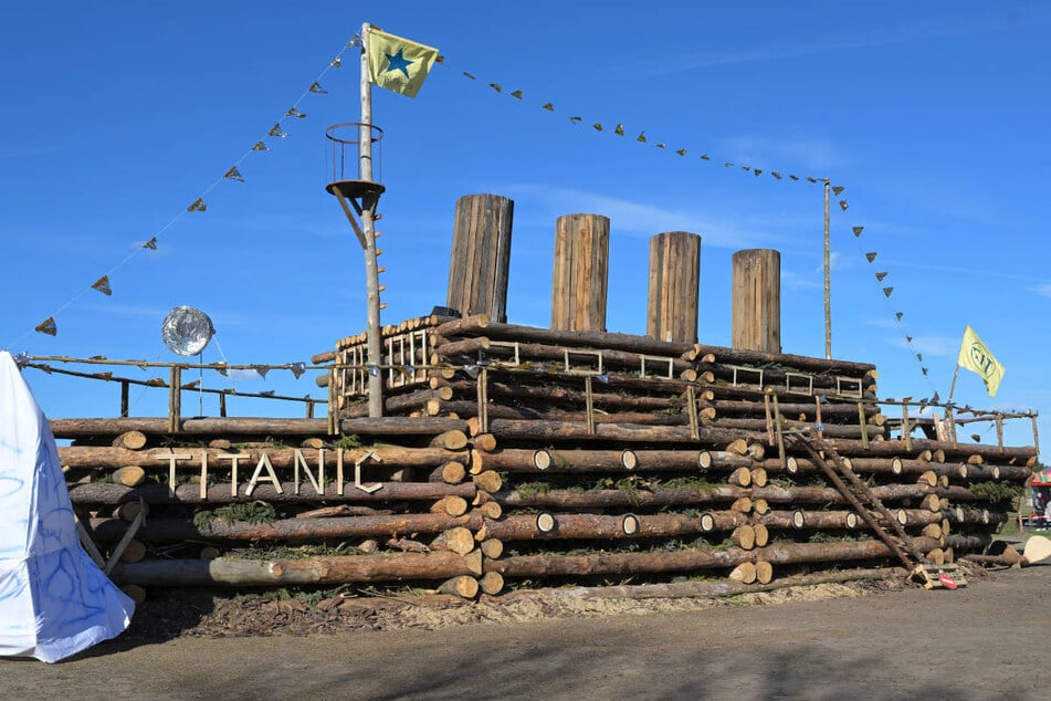 In tagelanger Arbeit ist die "Titanic" aus Holz nachgebaut worden.
