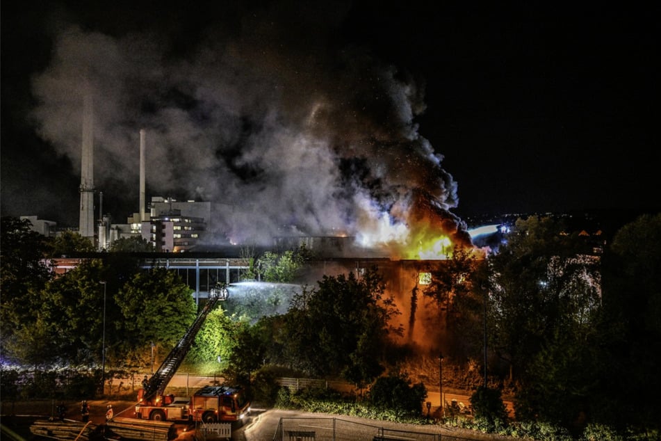 Lagerhalle in Flammen: Statiker prüft Einsturzgefahr