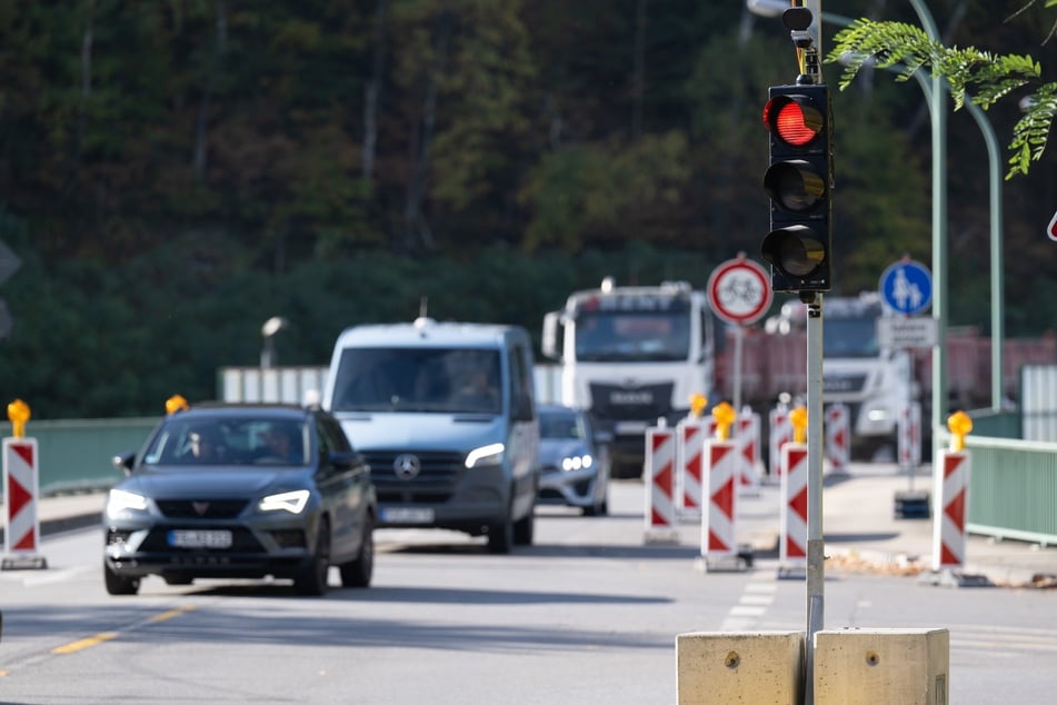 Der Verkehr auf dem Bauwerk ist mit Ampelregelung bereits eingeschränkt.