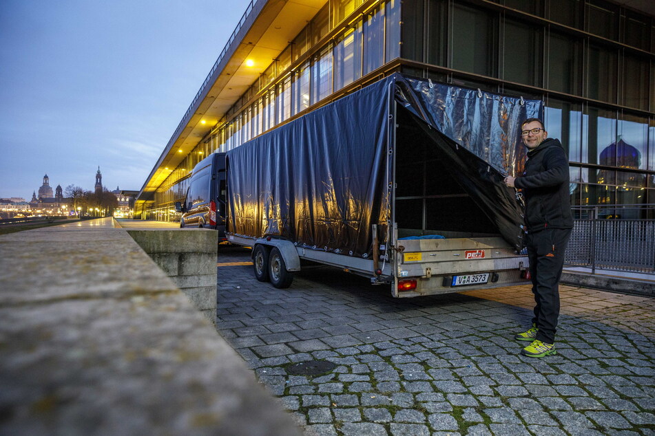 Bad-Anlieferung am Dresdner Kongresszentrum für ein Firmen-Event vor zwei Wochen: Allein in diesen sechs Meter langen Anhänger passen 60.000 Bälle.