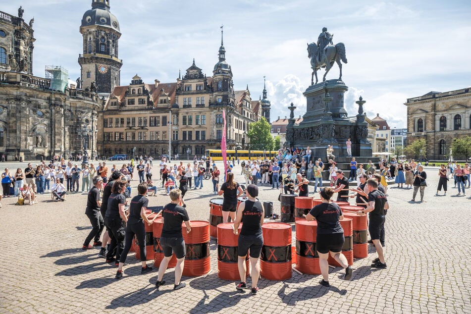 "Klingende Stadt": Die Gruppe "Blechlawine" auf dem Theaterplatz.
