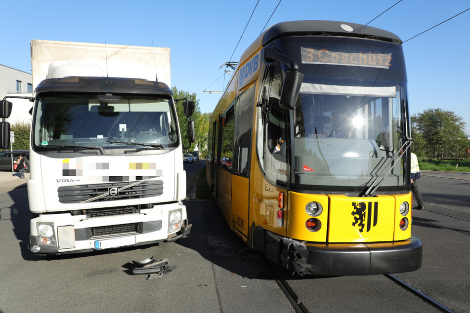 Der Lkw kollidierte seitlich mit einer Straßenbahn der Linie 3.