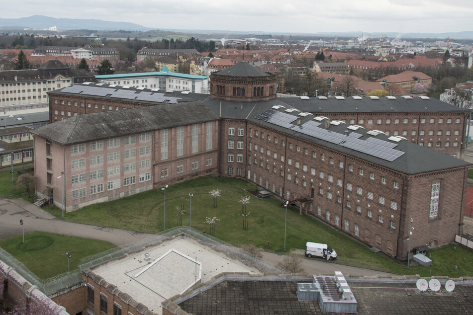 Die Übersichtsaufnahme zeigt das Gefängnis in Freiburg. Hier sollen zwei Inhaftierte versucht haben, einen Mitgefangenen mit Rattengift zu töten. (Archivbild)