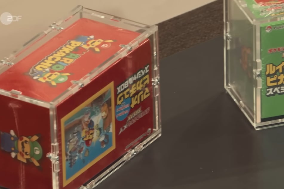 Es handelt sich dabei um zwei wertvolle und exklusive Pokémon-Karten.