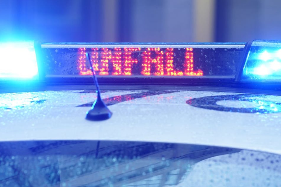 Auto rast auf A4 in Streifenwagen: Unfallfahrer und Polizist schwer verletzt in Klinik