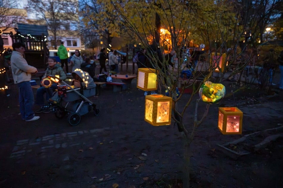 Bunte Laternen schmückten zum Lichtfest den großen Garten der Kita.