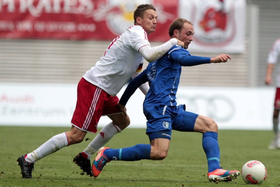 Foto aus dem bislang letzten Duell 2013: Der damalige Leipziger Daniel Frahn (l.) gegen Fernando Lenk.