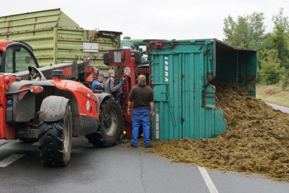 Unfall in Ostsachsen: Traktor biegt ab, voller Anhänger mit Tierfutter kippt um