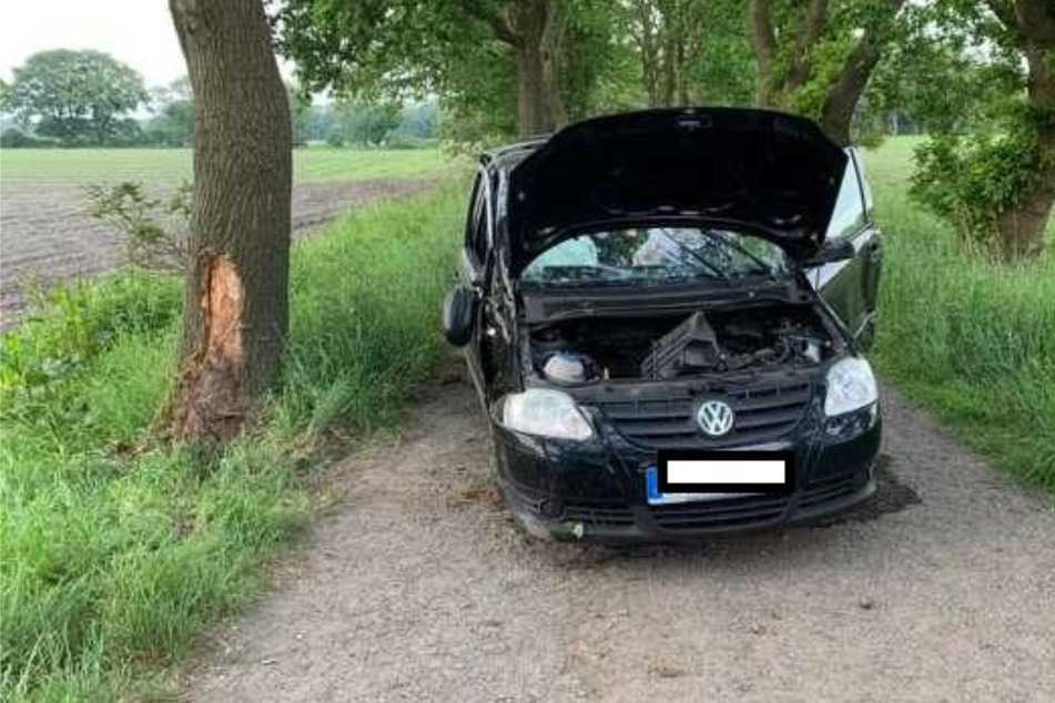 Sowohl die Bäume als auch der VW wurden durch den Unfall stark beschädigt. Die Polizei geht von einem Gesamtschaden von etwa 2000 Euro aus.