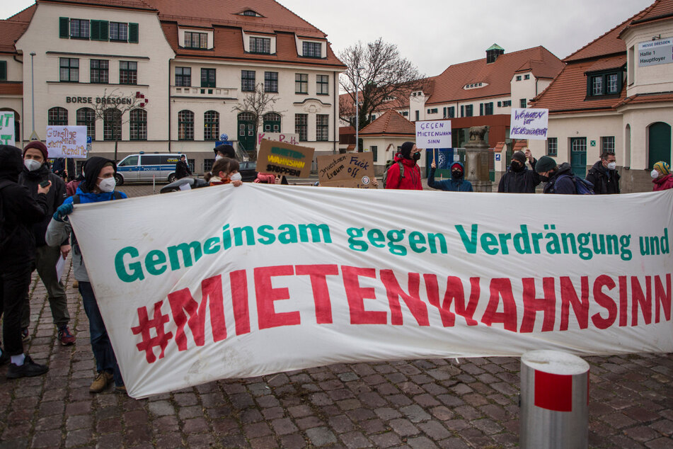 Am Donnerstagnachmittag versammelten sich einige Demonstrantinnen und Demonstranten an der Messe Dresden, um für bezahlbaren Wohnraum zu plädieren.