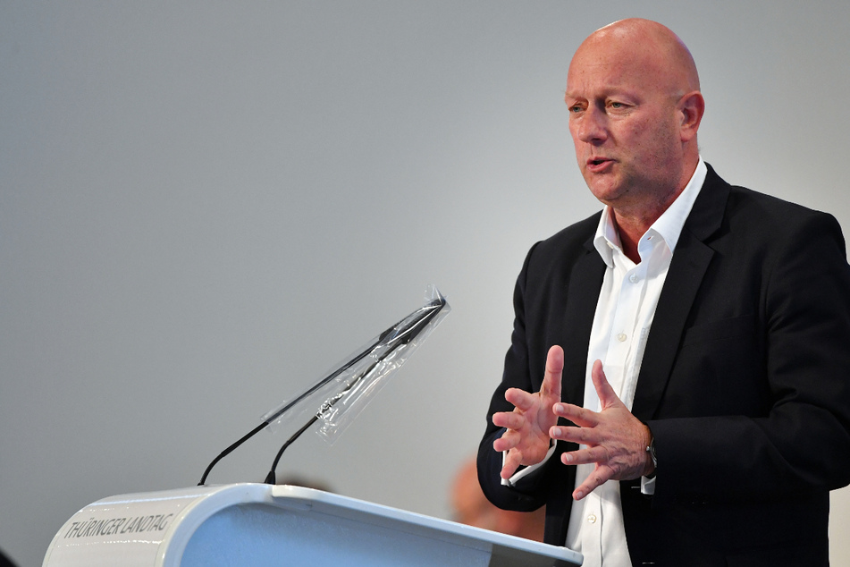 Thomas Kemmerich (56, FDP) spricht im Parksaal des Steigerwaldstadions während einer Sitzung des Thüringer Landtags. Er und seine Fraktion wollen eine neue Corona-Verordnung mit mehr Freiheiten für die Bürger.