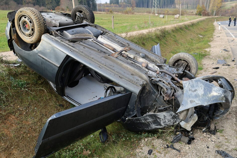 Unfall bei Schneeberg: Peugeot kommt von Straße ab und überschlägt sich