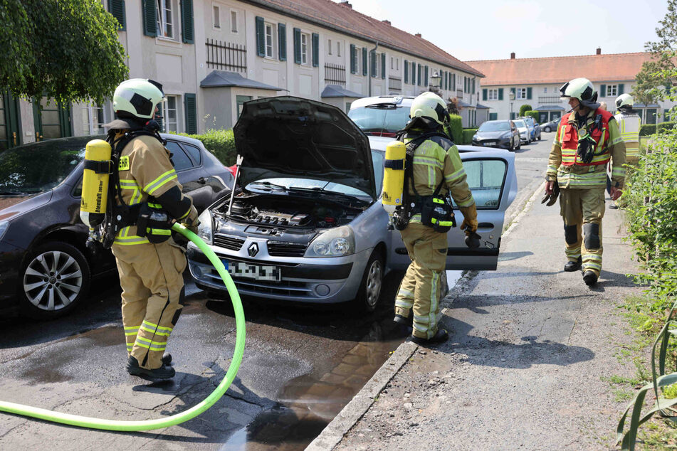 Dieser Renault fing während der Fahrt überraschend Feuer.