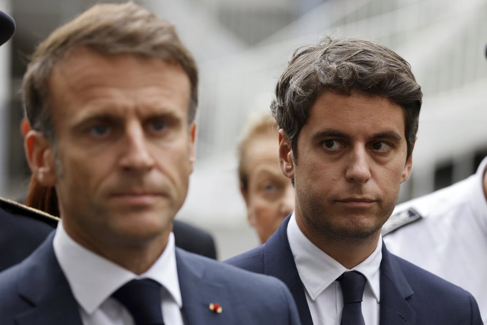 Emmanuel Macron (46, l) ernannte den erst 34-jährigen bisherigen Bildungsminister, Gabriel Attal, zum neuen Premierminister.