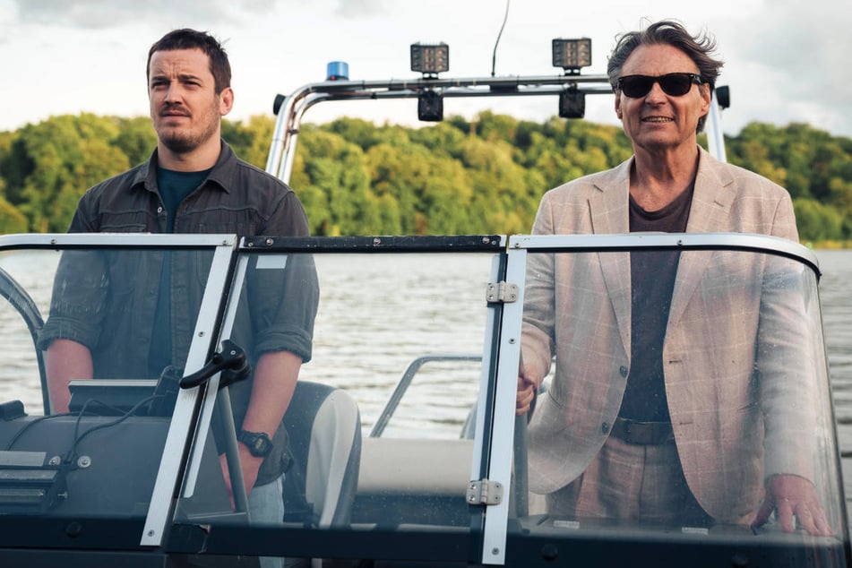 Das Vater-Sohn-Gespann Gregor (gespielt von Felix Kreutzer (33, l.), und Armin Weber gerät ins Visier eines brutalen Killers.