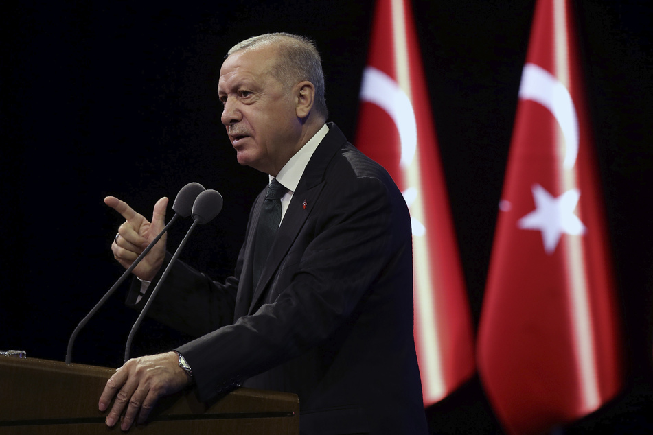 Der türkische Präsident Recep Tayyip Erdogan (67) hatte nach dem Umsturzversuch in der Türkei mehr als 100.000 Staatsbedienstete per Dekret entlassen.