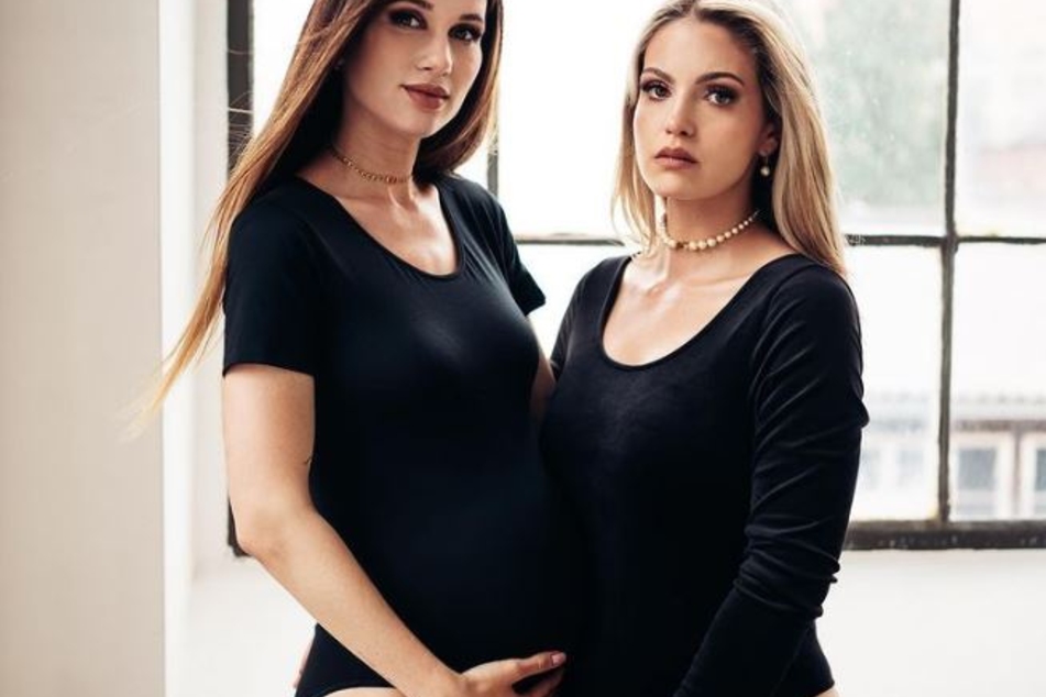 Vanessa (25. l.) und Ina (26) wurden Eltern einer gesunden Tochter.