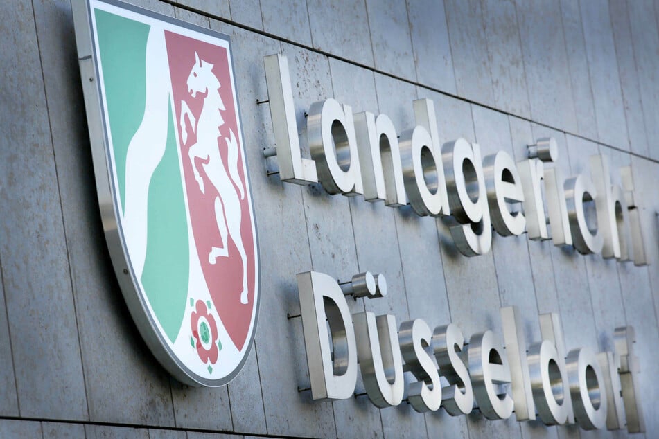 Seit Freitag steht ein Familienvater (58) wegen versuchten Mordes in Düsseldorf vor Gericht. Er war mit einem Messer auf seine schlafende Frau (54) losgegangen. (Archivbild)