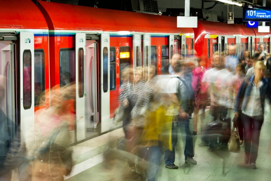 Die S-Bahnen in Frankfurt und Rhein-Main sollten nach dem Ende des Lokführer-Streiks wieder einigermaßen normal fahren. (Symbolbild)
