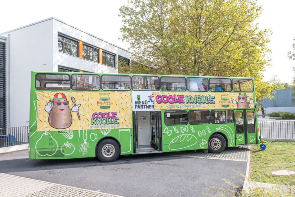 Profi-Küche auf vier Rädern: Der Kochbus "Coole Knolle" zu Besuch in der 117. Grundschule.