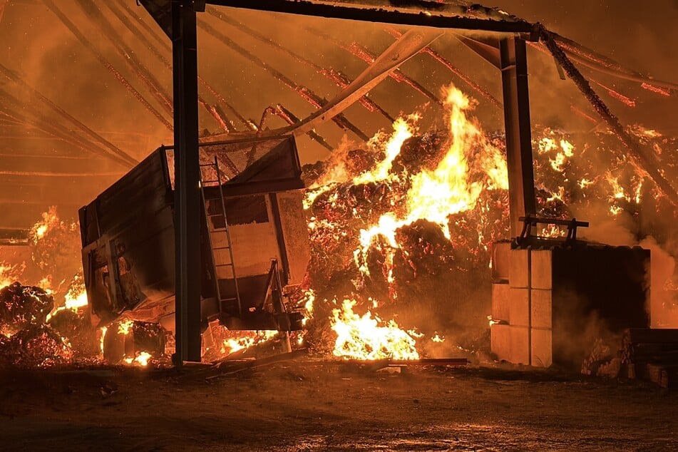 Zahlreiche Maschinen und Strohballen wurden ein Fraß des Feuers.