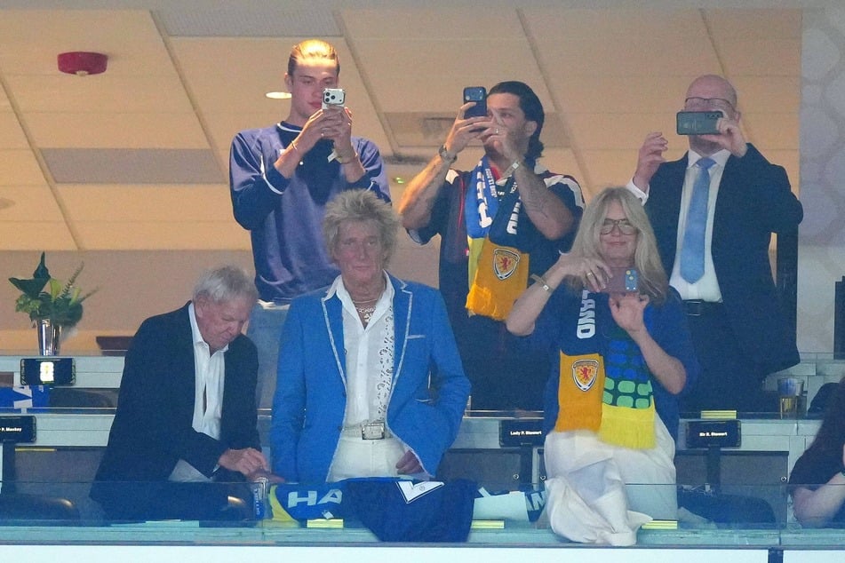 Während Rod Stewart im Fußballstadion feierte, warteten in San Diego Fans, dass er auf die Bühne kommt.