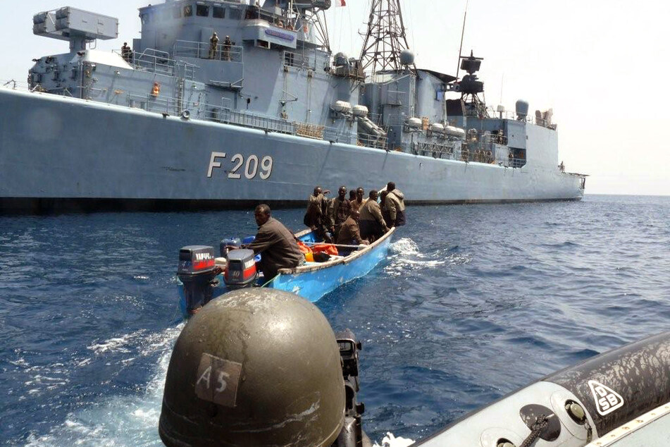 Marinesoldaten verfolgen im Golf von Aden ein Boot mit Piraten an Bord.