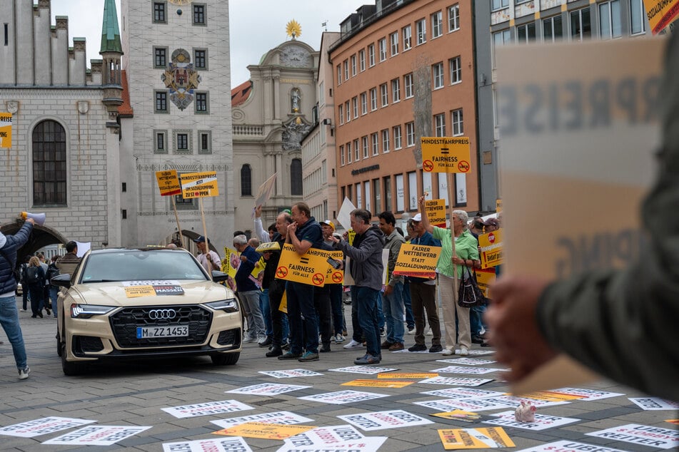 Taxifahrer nehmen an einer Demonstration auf dem Münchner Marienplatz teil.