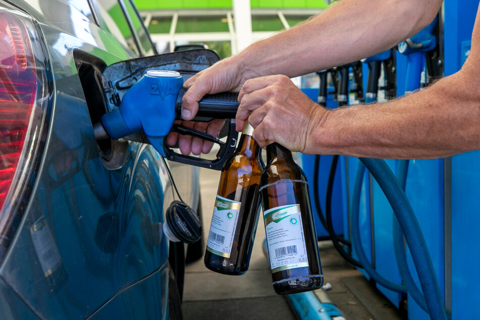 An der Tankstelle holte er sich Nachschub und wurde dort beim Torkeln beobachtet.