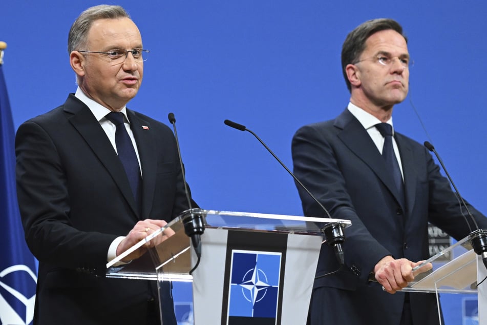 Polens Präsident Andrej Duda (l) und NATO-Generalsekretär Mark Rutte sprechen auf einer Pressekonferenz im NATO-Hauptquartier in Brüssel.