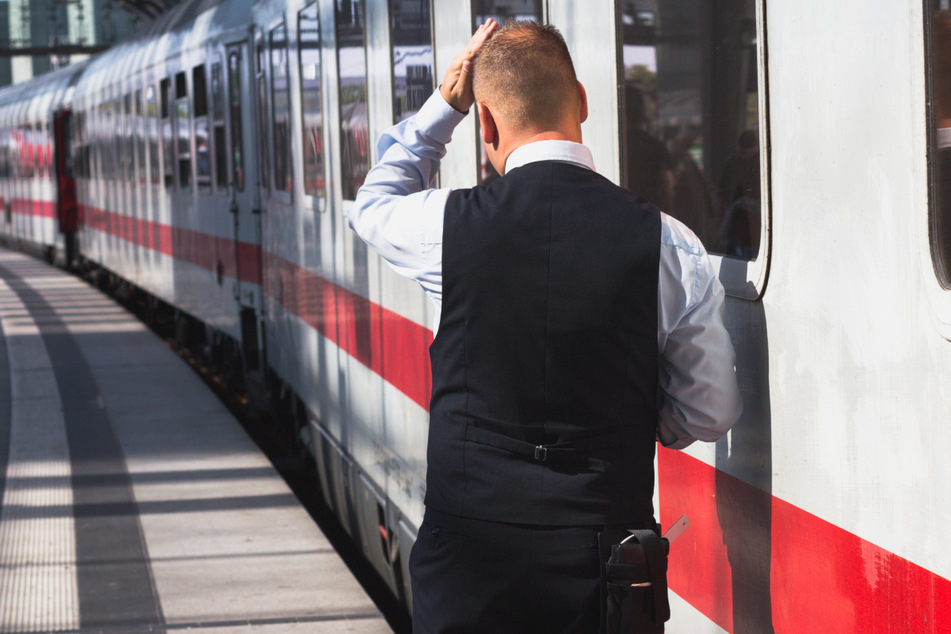 Ein Zugbegleiter wurde vom ausgerasteten Passagier (47) ins Gesicht geschlagen und beleidigt. (Symbolbild)